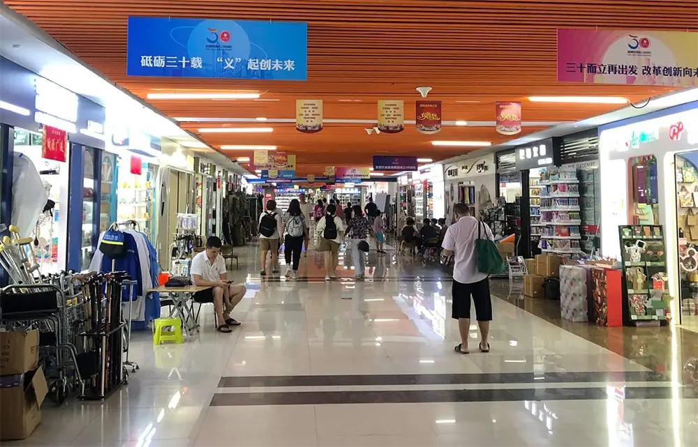 ทางเดินภายในตลาดค้าส่งจีนที่มีร้านค้าหลายเจ้า